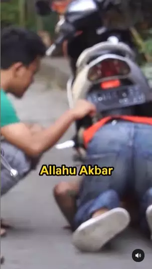 Aksi pria bertato ketika dititipi motor Instagram Aksi pria bertato ketika dititipi motor Instagram