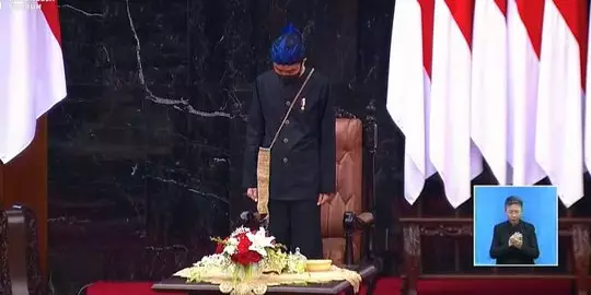 Presiden Jokowi pakai baju adat Badui © berbagai sumber Presiden Jokowi pakai baju adat Badui © berbagai sumber