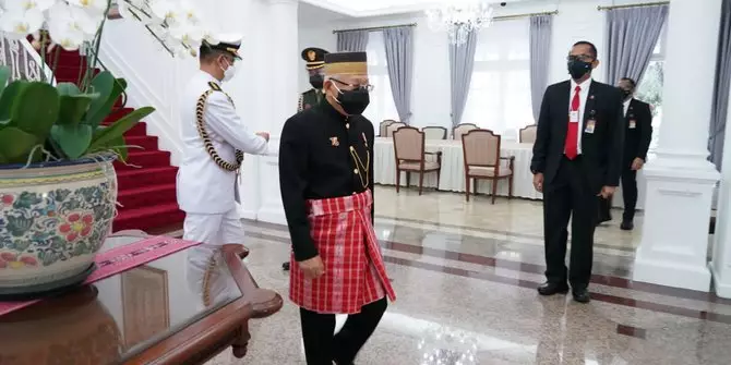 Presiden Jokowi pakai baju adat Badui © berbagai sumber Presiden Jokowi pakai baju adat Badui © berbagai sumber