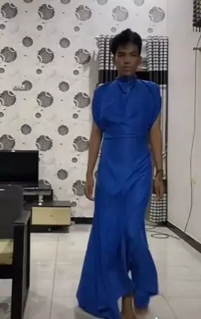 Aksi pria bikin gaun dari sprei © TikTok/@alanhadid