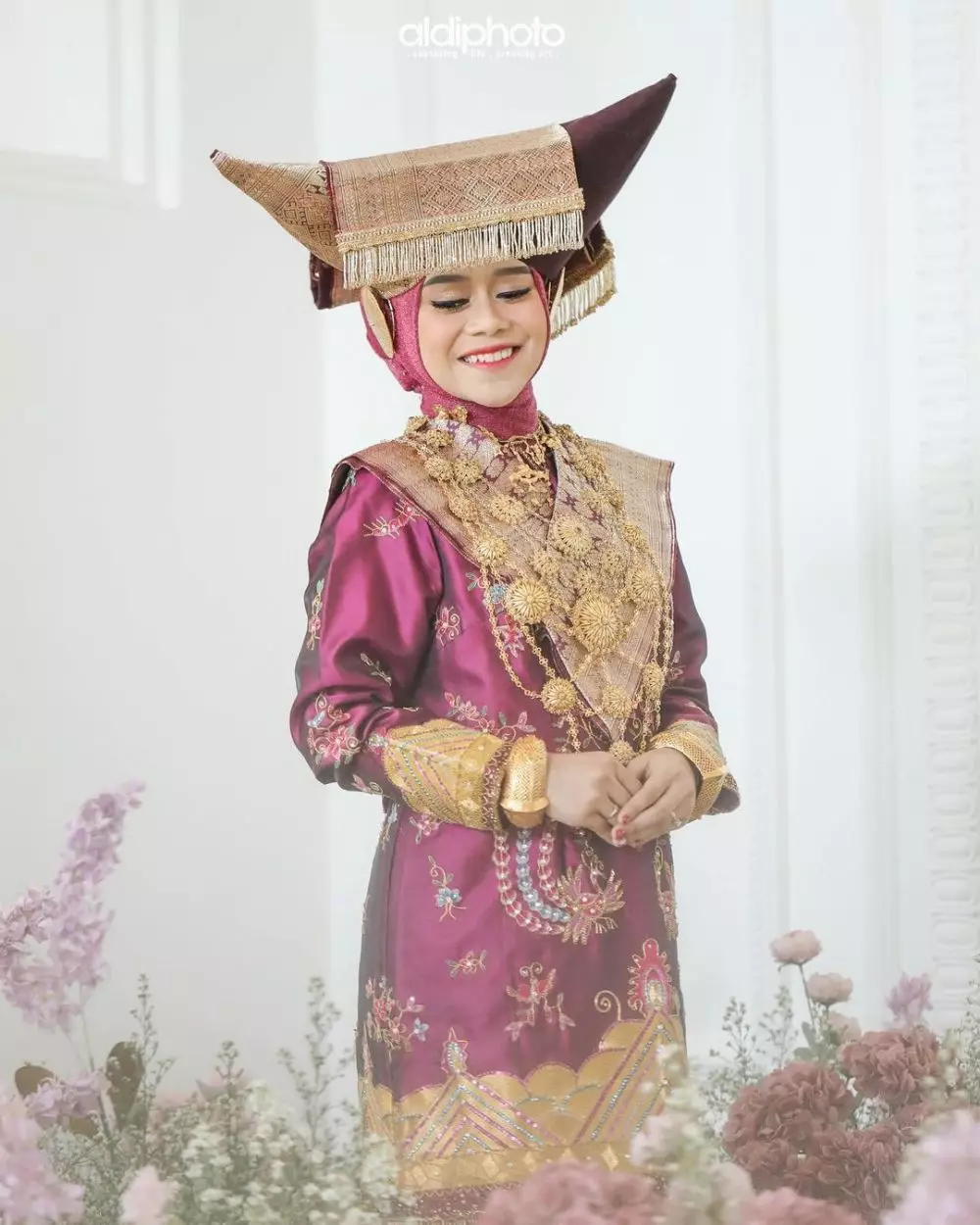 Potret detail penampilan Lesty Kejora saat malam Bainai Instagram/@aldiphoto