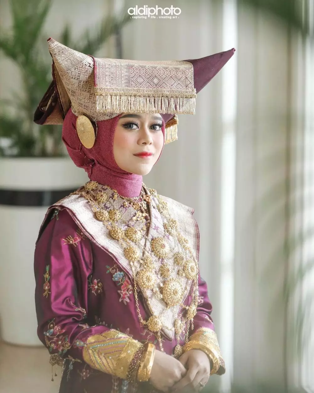 Potret detail penampilan Lesty Kejora saat malam Bainai Instagram/@aldiphoto