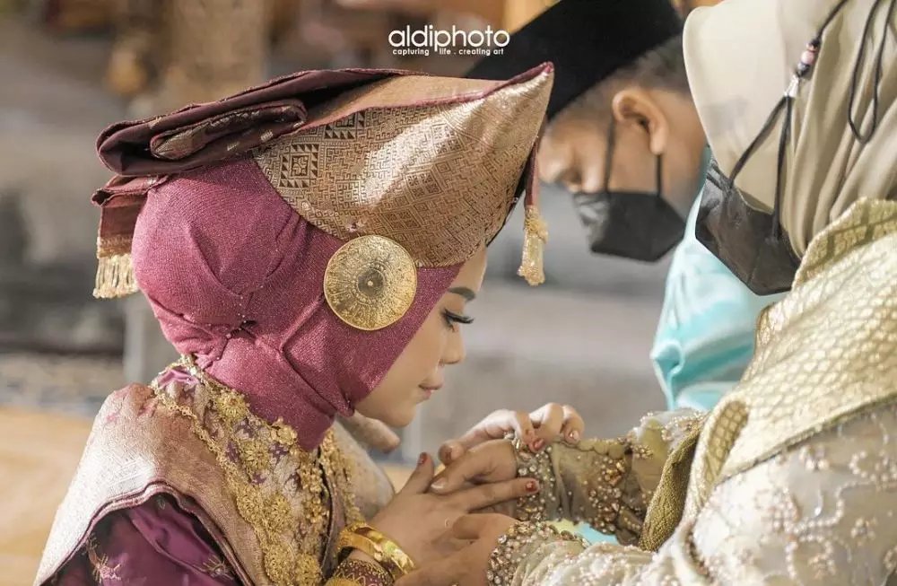 Potret detail penampilan Lesty Kejora saat malam Bainai Instagram/@aldiphoto