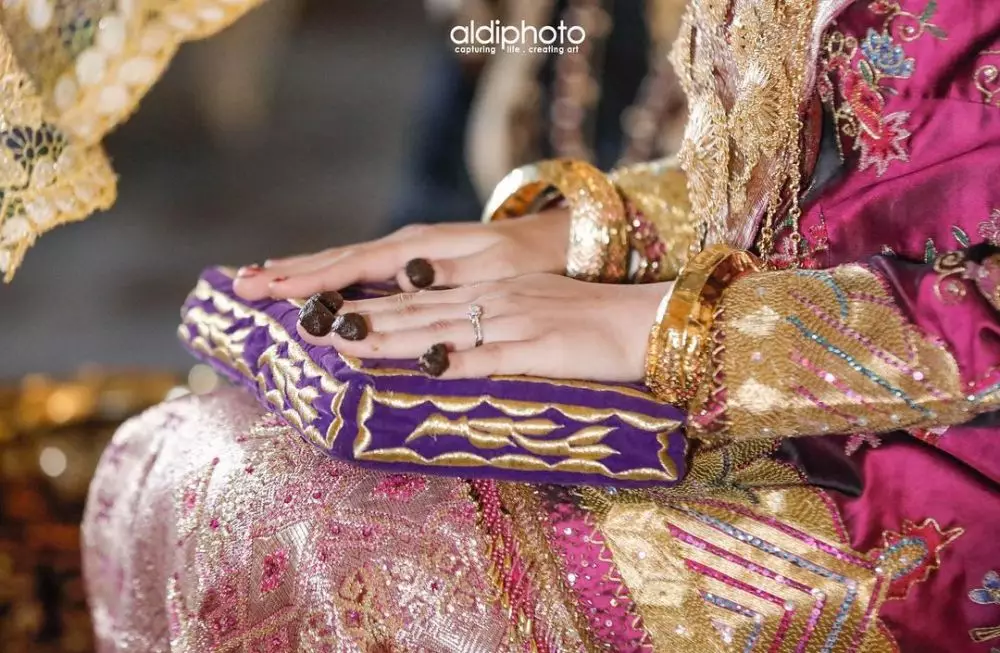 Potret detail penampilan Lesty Kejora saat malam Bainai Instagram/@aldiphoto