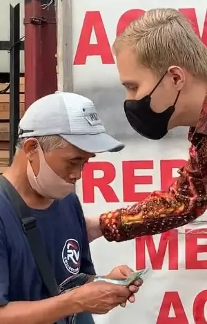 Dokter borong jajanan pinggir jalan © Instagram/@dr.okypratama