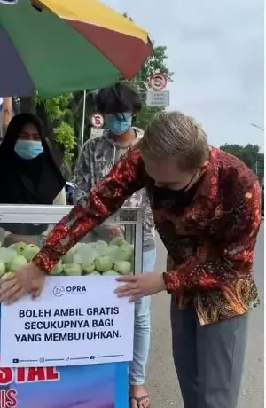 Dokter borong jajanan pinggir jalan © Instagram/@dr.okypratama