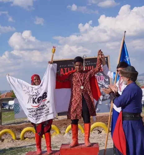 Potret Arum atlet cilik dari berbagai sumber Potret Arum atlet cilik dari berbagai sumber