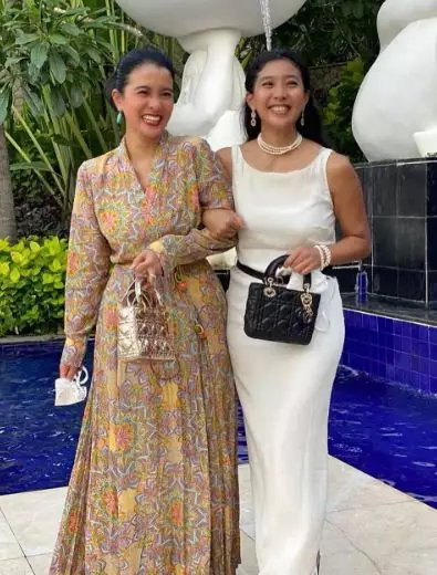 istri atlet saat kondangan © berbagai sumber