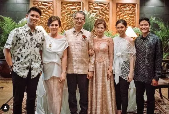 istri atlet saat kondangan © berbagai sumber