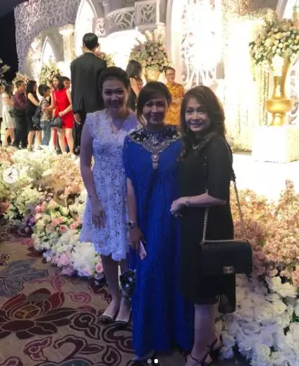 istri atlet saat kondangan © berbagai sumber