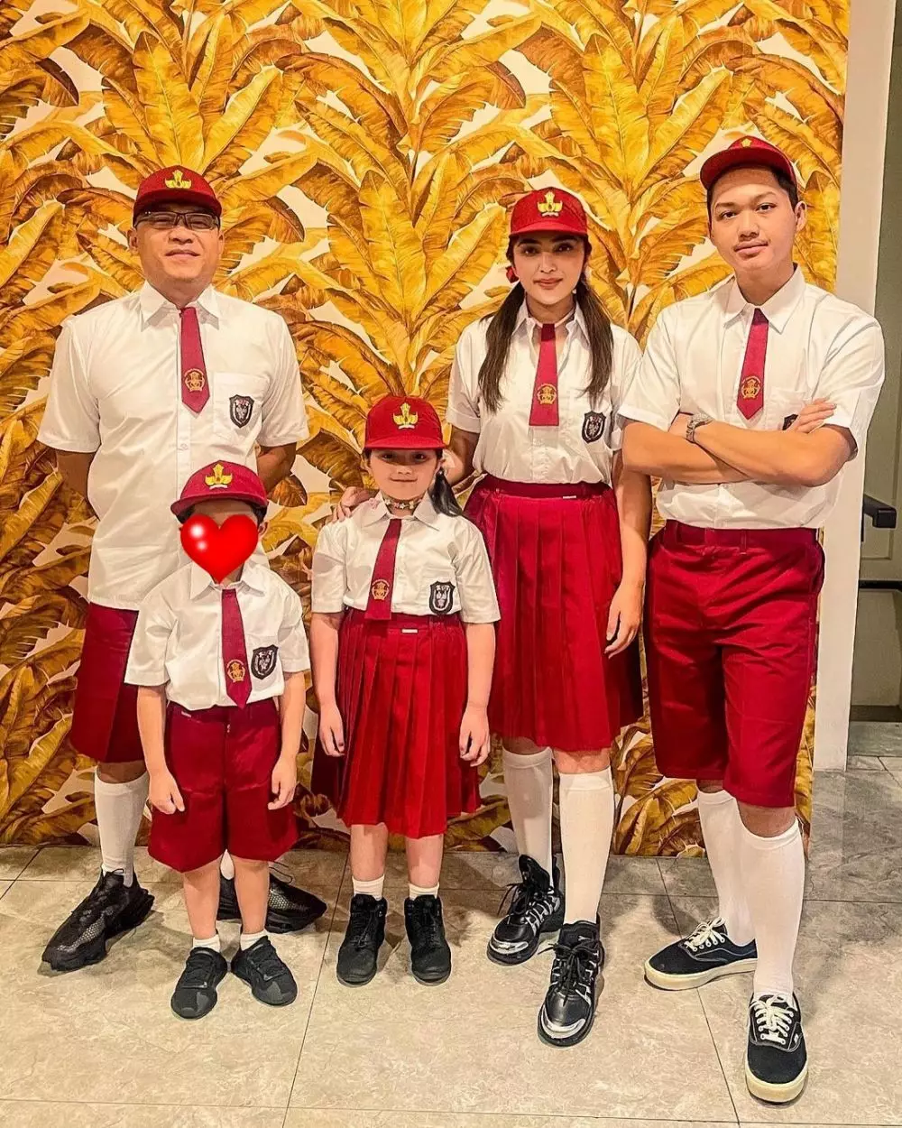 keluarga Anang Ashanty pakai baju SD © 2021 brilio.net keluarga Anang Ashanty pakai baju SD © 2021 brilio.net