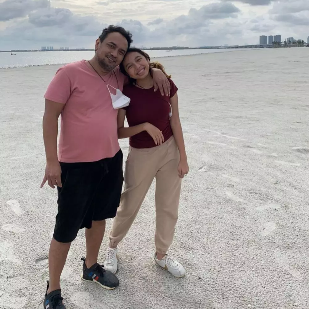 13 Potret vokalis band Tanah Air Instagram © 2021 brilio.net 13 Potret vokalis band Tanah Air Instagram © 2021 brilio.net