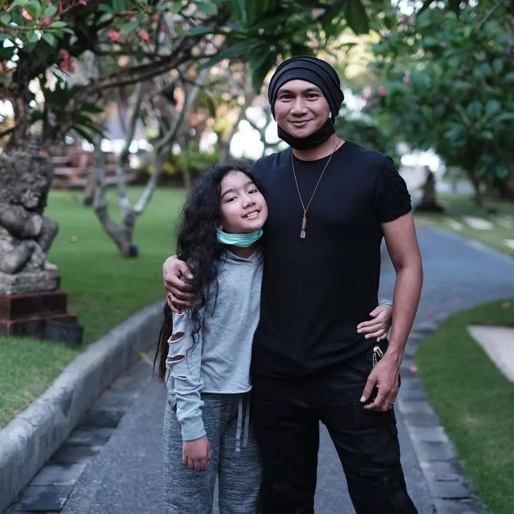 13 Potret vokalis band Tanah Air Instagram © 2021 brilio.net 13 Potret vokalis band Tanah Air Instagram © 2021 brilio.net