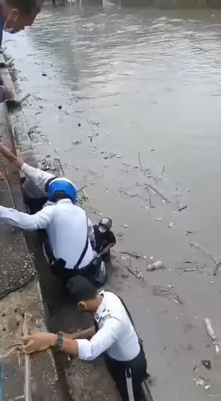 bantu korban terjebak banjir © 2021 Facebook bantu korban terjebak banjir © 2021 Facebook