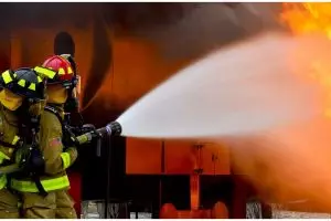 Aksi pria bantu padamkan kebakaran ini berujung tragis