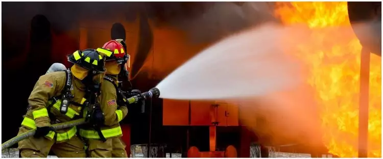 Aksi pria bantu padamkan kebakaran ini berujung tragis