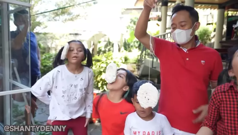 Momen keluarga Denny Cagur rayakan HUT RI YouTube/Shanty Denny Momen keluarga Denny Cagur rayakan HUT RI YouTube/Shanty Denny
