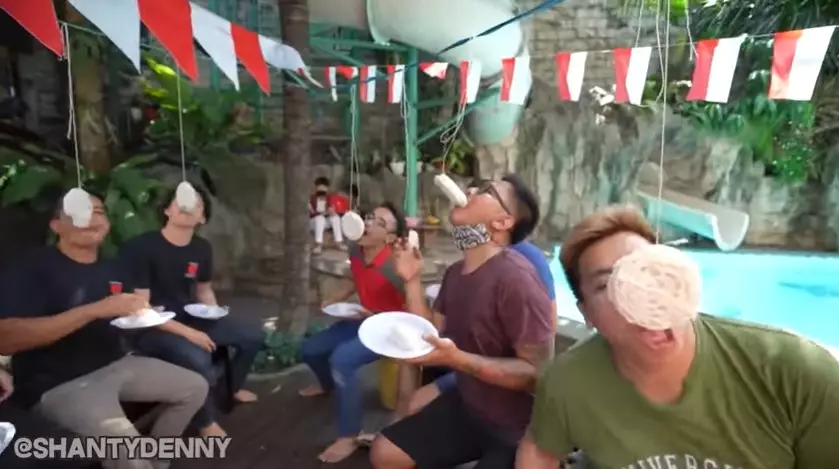 Momen keluarga Denny Cagur rayakan HUT RI YouTube/Shanty Denny Momen keluarga Denny Cagur rayakan HUT RI YouTube/Shanty Denny