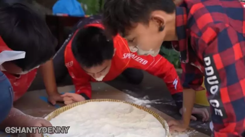 Momen keluarga Denny Cagur rayakan HUT RI YouTube/Shanty Denny Momen keluarga Denny Cagur rayakan HUT RI YouTube/Shanty Denny