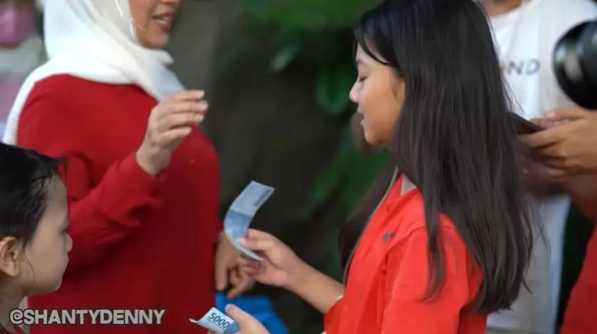 Momen keluarga Denny Cagur rayakan HUT RI YouTube/Shanty Denny Momen keluarga Denny Cagur rayakan HUT RI YouTube/Shanty Denny