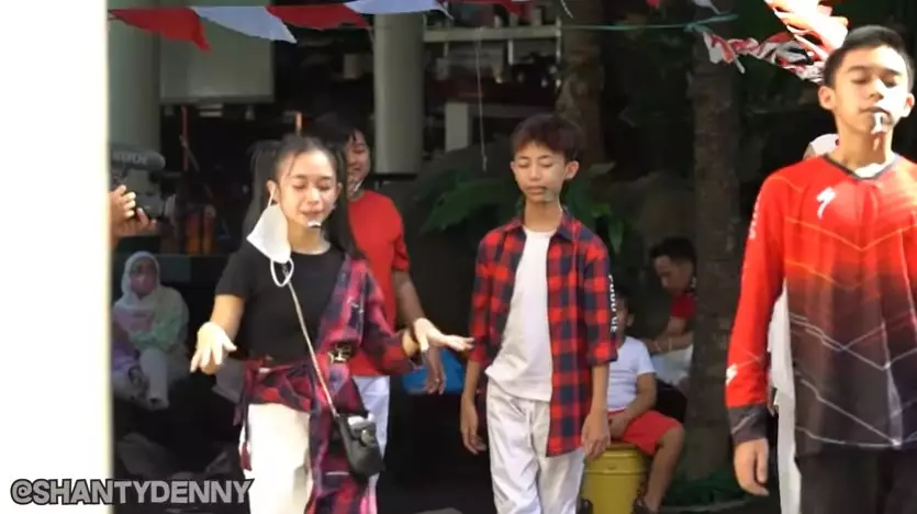Momen keluarga Denny Cagur rayakan HUT RI YouTube/Shanty Denny Momen keluarga Denny Cagur rayakan HUT RI YouTube/Shanty Denny