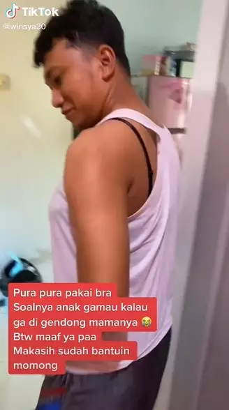 Agar sang anak tidak rewel saat digendong © TikTok/@winsya30