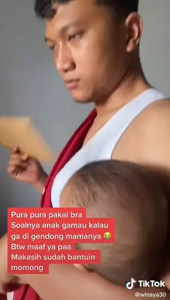 Agar sang anak tidak rewel saat digendong © TikTok/@winsya30
