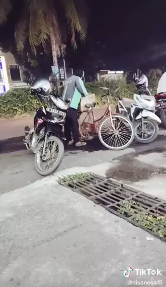 supir ojol ini antarkan makanan naik sepeda © TikTok/@nisanesa15 supir ojol ini antarkan makanan naik sepeda © TikTok/@nisanesa15