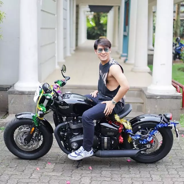 Rizky Billar berpose dengan koleksi kendaraan mewahnya © 2021 brilio.net