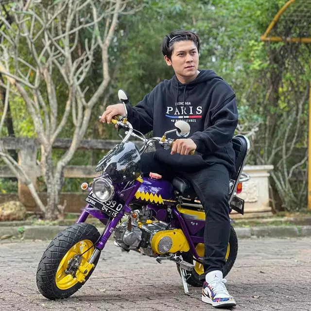Rizky Billar berpose dengan koleksi kendaraan mewahnya © 2021 brilio.net