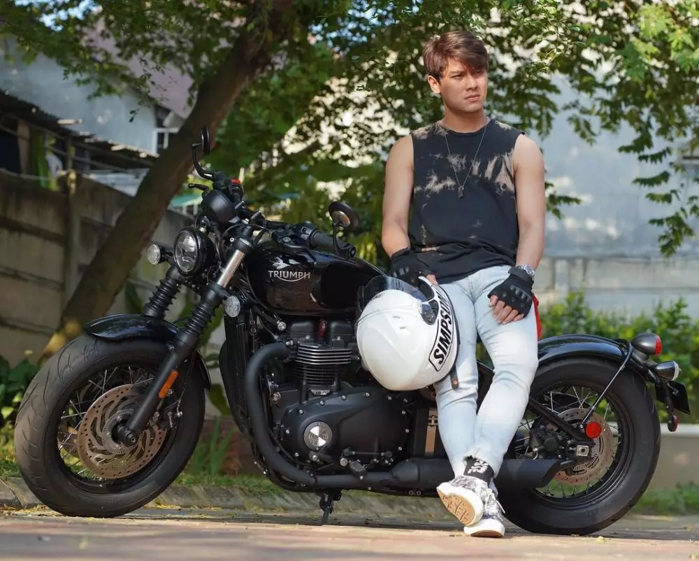 Rizky Billar berpose dengan koleksi kendaraan mewahnya © 2021 brilio.net