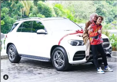 Rizky Billar berpose dengan koleksi kendaraan mewahnya © 2021 brilio.net