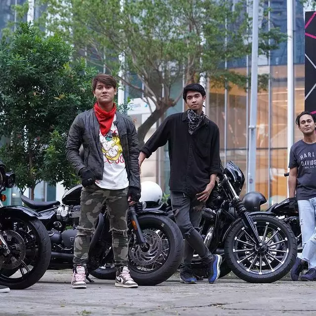 Rizky Billar berpose dengan koleksi kendaraan mewahnya © 2021 brilio.net