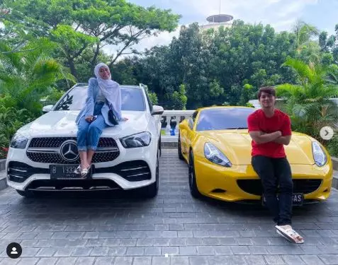 Rizky Billar berpose dengan koleksi kendaraan mewahnya © 2021 brilio.net