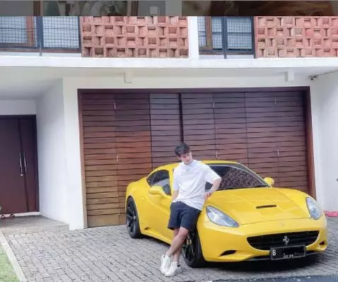 Rizky Billar berpose dengan koleksi kendaraan mewahnya © 2021 brilio.net