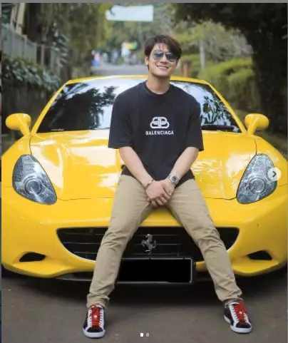 Rizky Billar berpose dengan koleksi kendaraan mewahnya © 2021 brilio.net