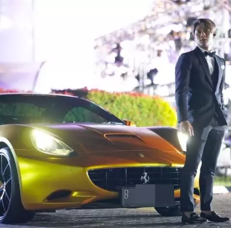 Rizky Billar berpose dengan koleksi kendaraan mewahnya berbagai sumber