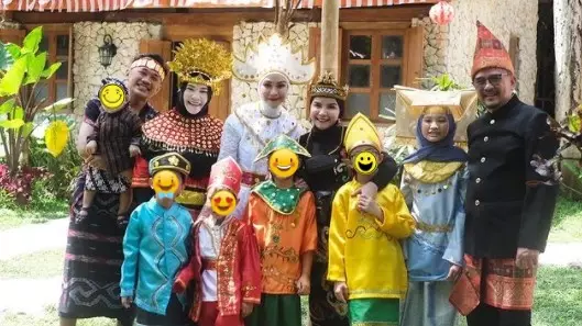 keluarga Zaskia Mecca rayakan HUT RI di rumah dari berbagai sumber keluarga Zaskia Mecca rayakan HUT RI di rumah dari berbagai sumber