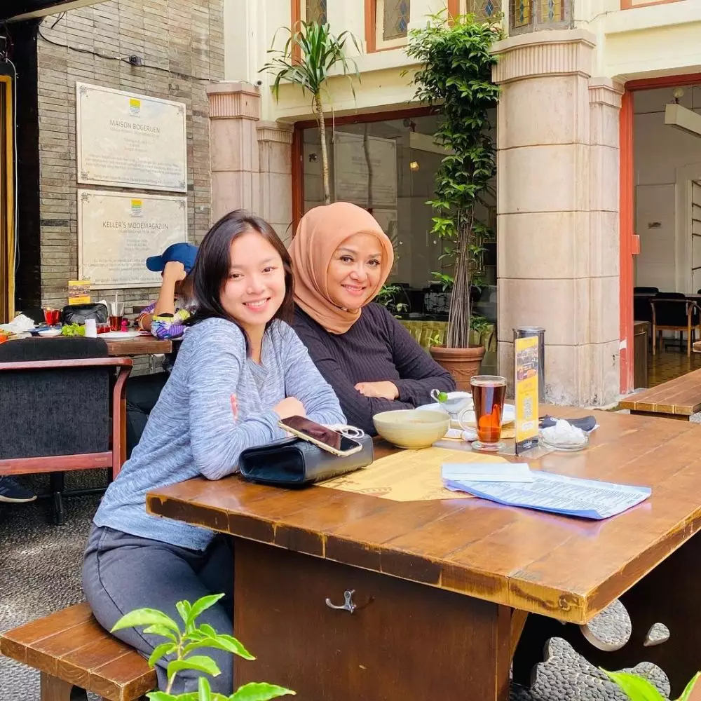 Potret penyanyi wanita era 90-an bareng anaknya dari berbagai sumber
