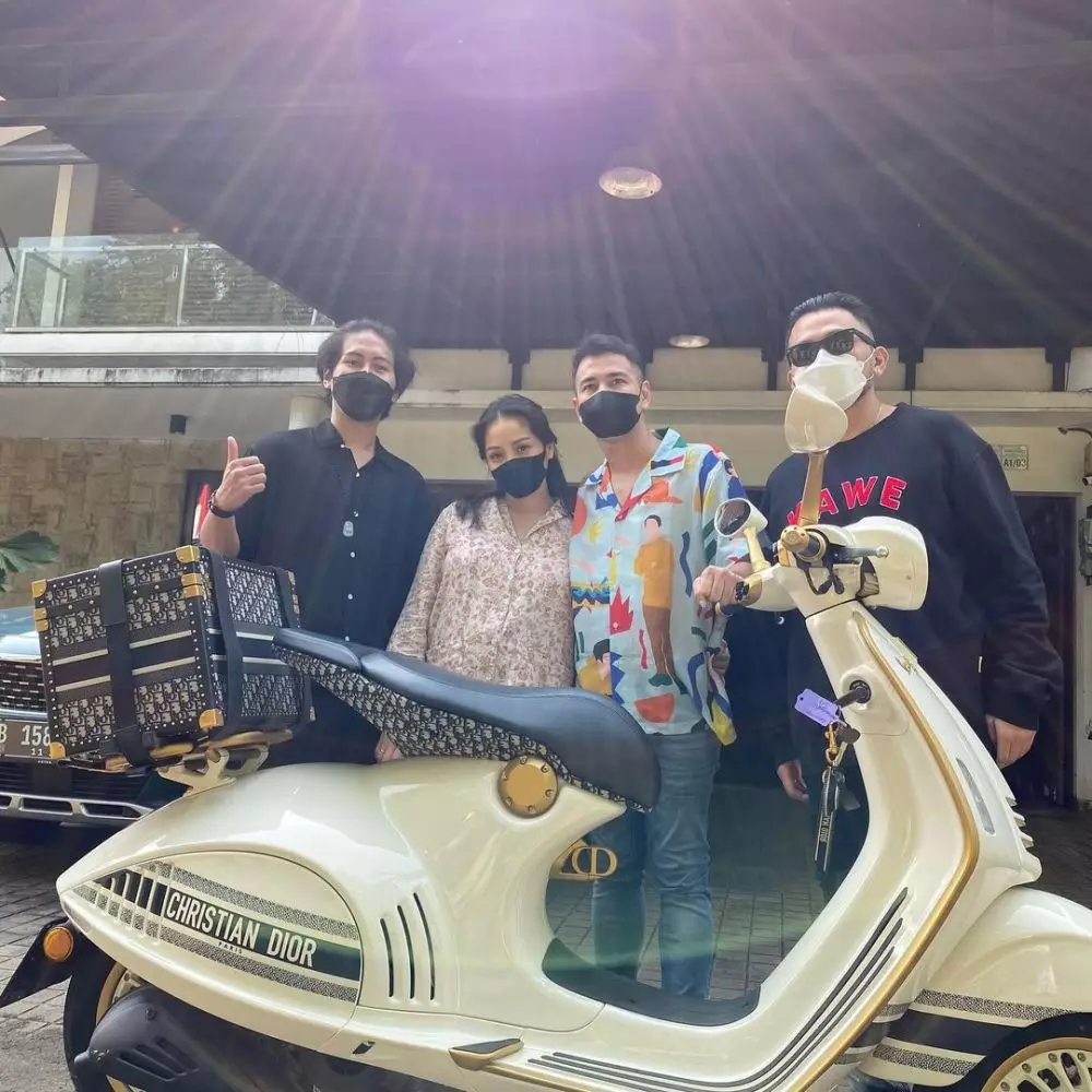 Penampakan vespa 946 Christian Dior milik Nagita Slavina Berbagai sumber Penampakan vespa 946 Christian Dior milik Nagita Slavina Berbagai sumber