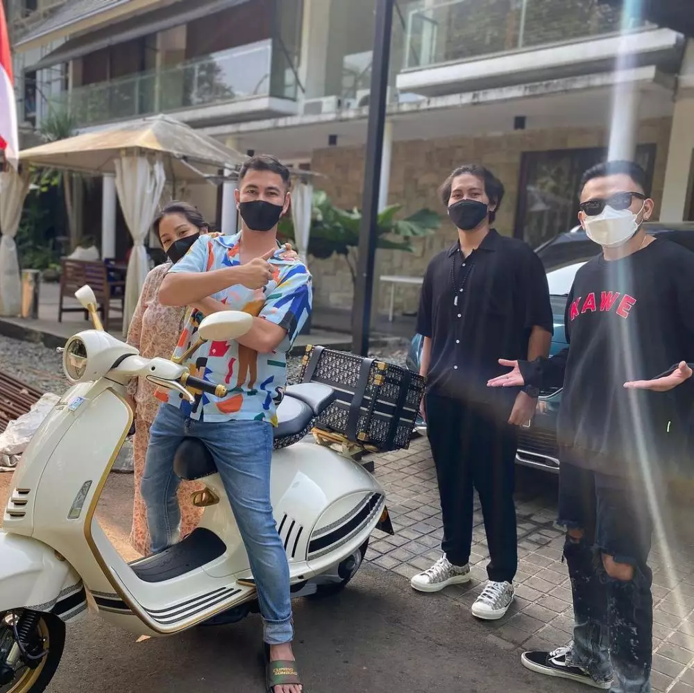 Penampakan vespa 946 Christian Dior milik Nagita Slavina Berbagai sumber Penampakan vespa 946 Christian Dior milik Nagita Slavina Berbagai sumber