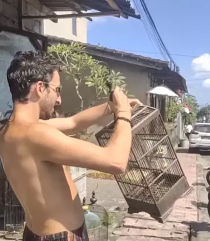 aksi bule di Bali ini tuai pujian karena melepaskan burung Instagram