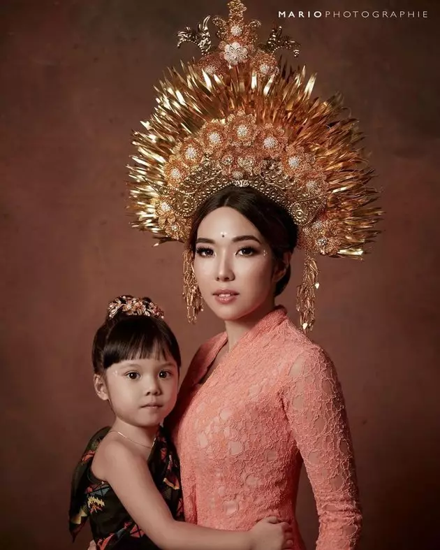  penyanyi wanita pakai baju adat Bali Berbagai sumber 