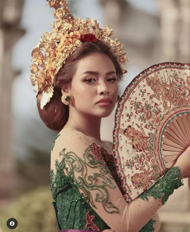  penyanyi wanita pakai baju adat Bali Berbagai sumber 
