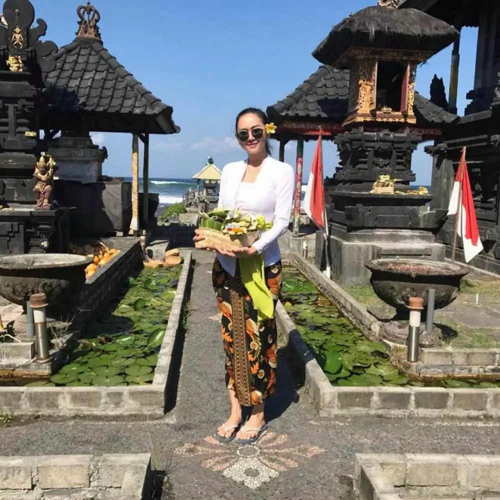  penyanyi wanita pakai baju adat Bali Berbagai sumber 
