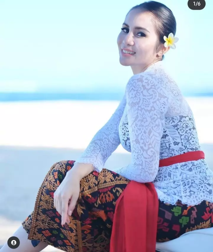  penyanyi wanita pakai baju adat Bali Berbagai sumber 