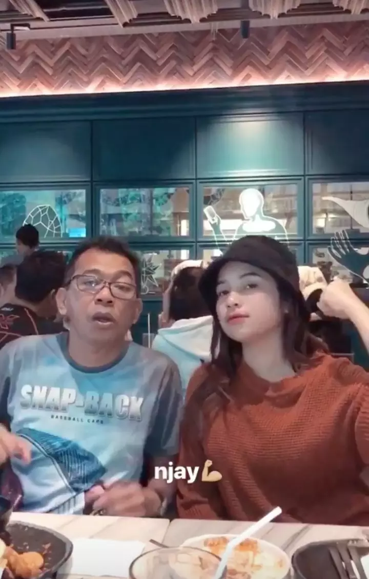 Potret komedian bareng putrinya Berbagai sumber 