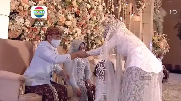 Tangis Lesty Kejora © Indosiar Tangis Lesty Kejora © Indosiar