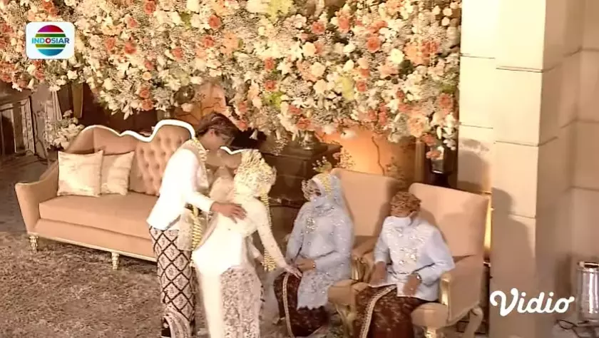 Momen sungkeman Lesty Kejora & Rizky Billar di akad nikah vidio.com Momen sungkeman Lesty Kejora & Rizky Billar di akad nikah vidio.com