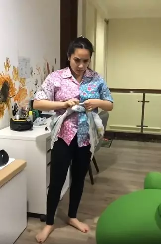 Penampilan Nagita dampingi anak belajar © Instagram/@raffinagita1717 Penampilan Nagita dampingi anak belajar © Instagram/@raffinagita1717